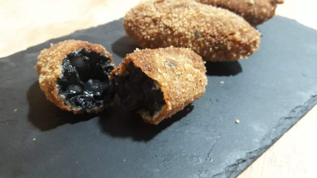 Tapas, Aperitivos y Entrantes sin gluten croquetas de calamar en su tinta